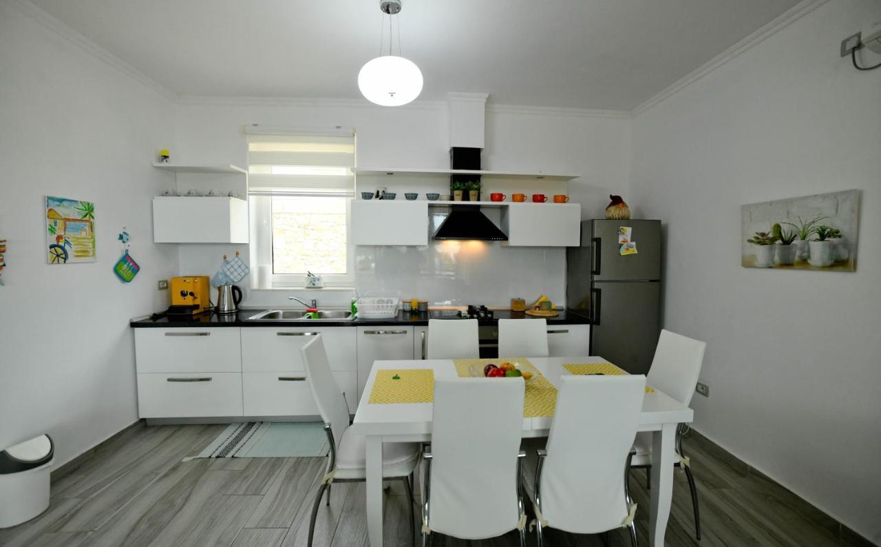 Vila Rina At Aquamarine Residence Vlorë Esterno foto