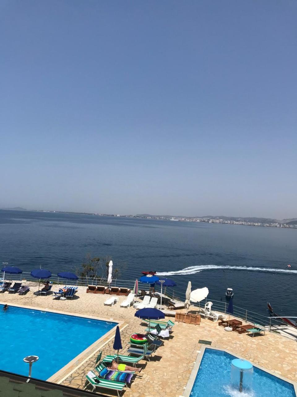 Vila Rina At Aquamarine Residence Vlorë Esterno foto